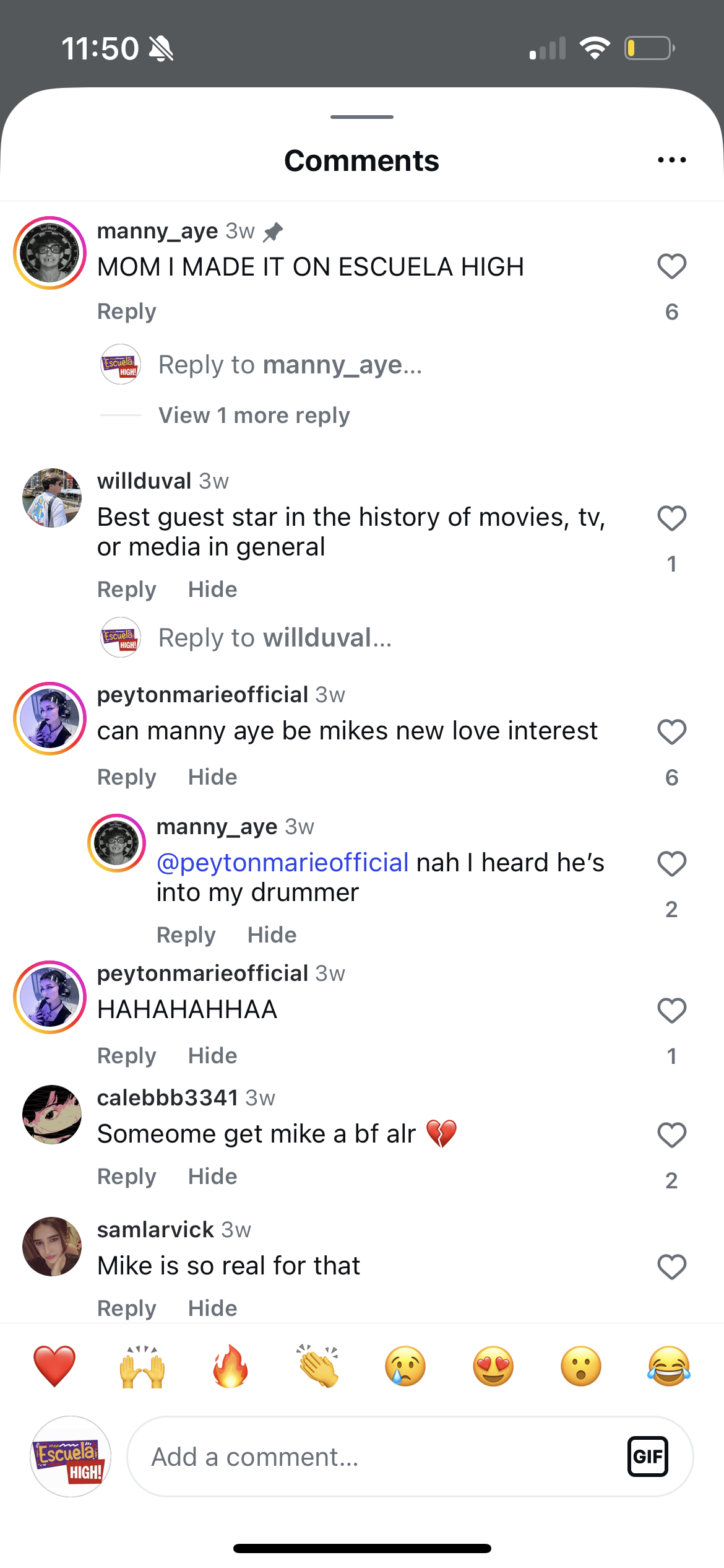 Fan comments discussing Escuela High characters